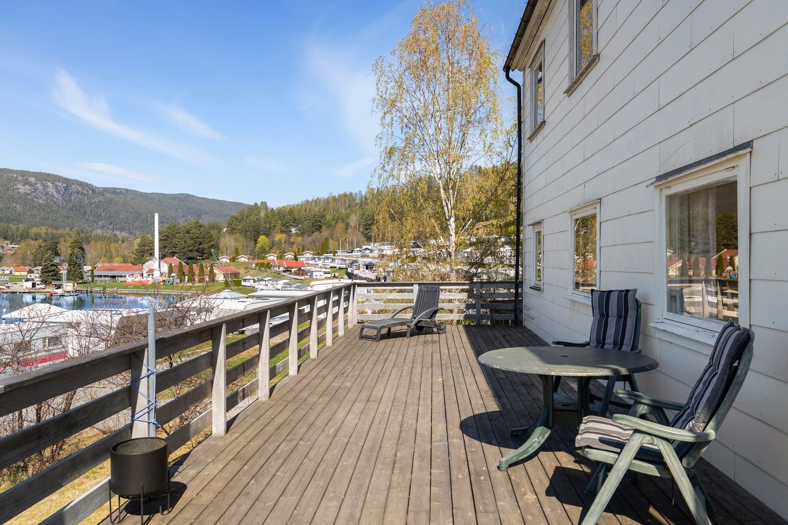 Stor vest vendt veranda med flotte solforhold! Her kan du nyte lange sommerkvelder. Galleribilde