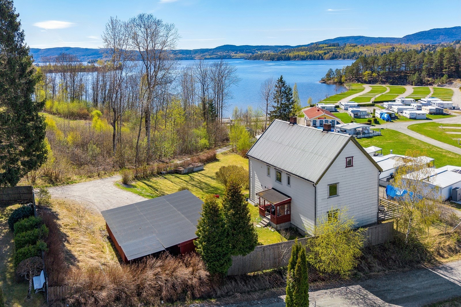 Kort vei til Norsjø som kan by på fisk, bading og fine dager ute med båten Galleribilde