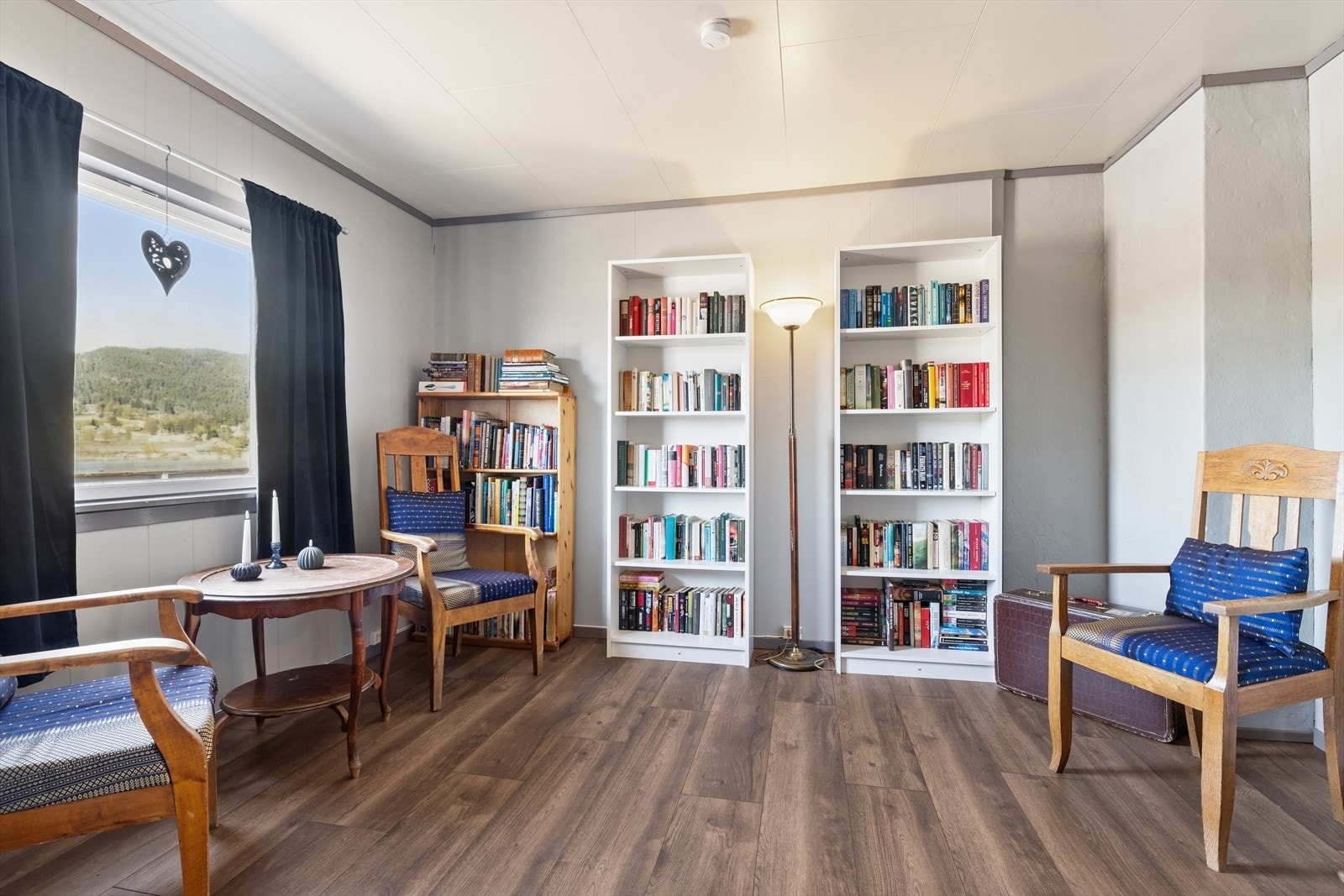 Soverom l som er innredet som bibliotek/leserom Galleribilde