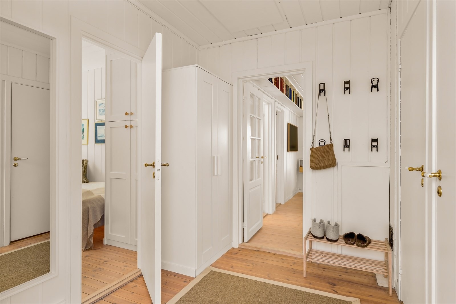 Fra gangen er det adkomst til soverommene og videre inn til stuen. Galleribilde