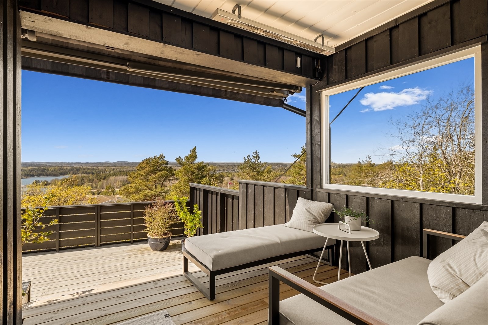Utsikt fra den lune kroken på terrassen. Galleribilde