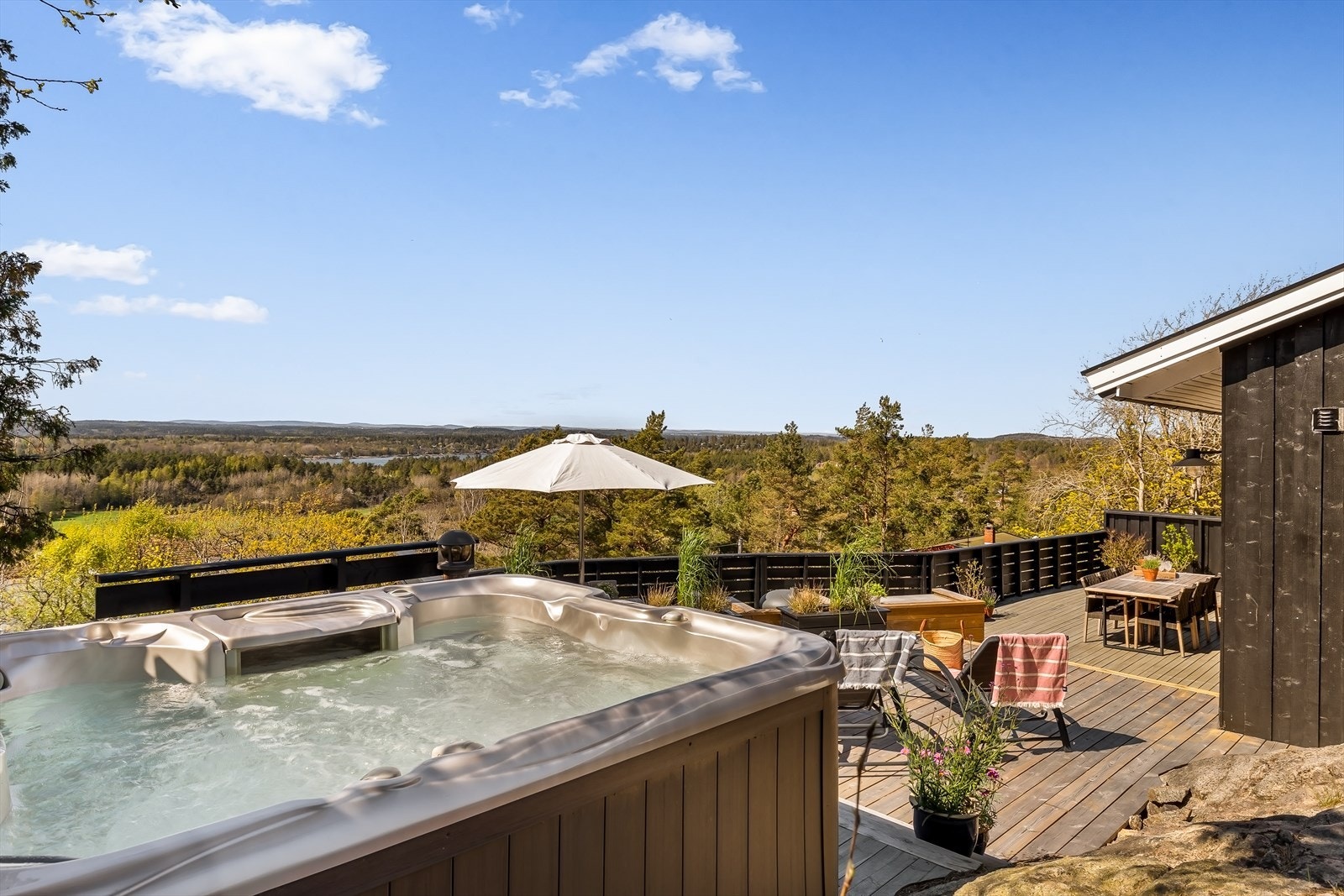 Jacuzzien er plassert for å maksimere utsikten - solen utover kvelden. Galleribilde