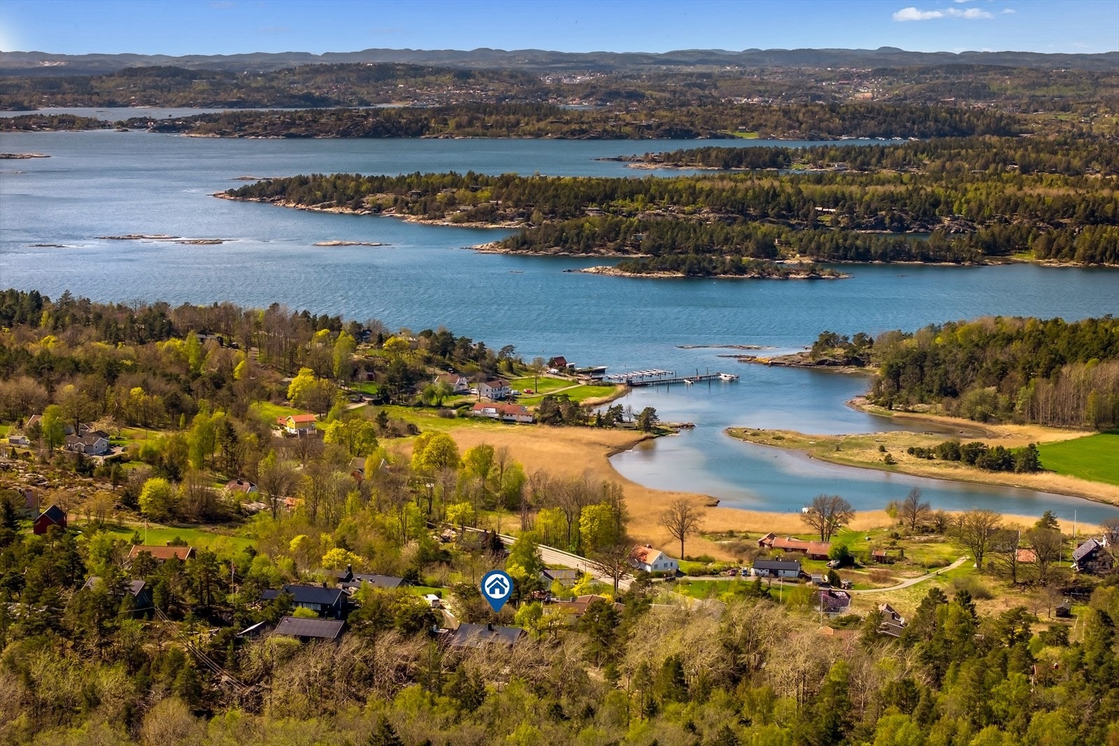 Hytta ligger ca 400 m fra sjøen i luftlinje. Galleribilde