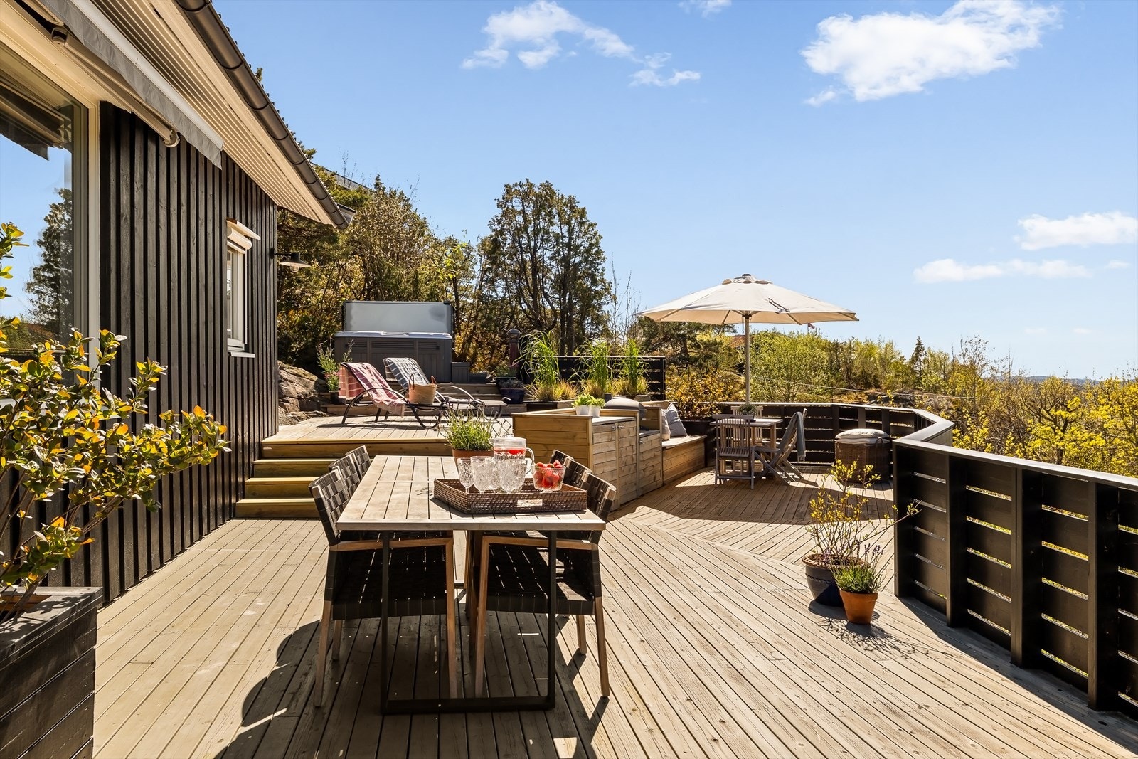 Her er det god plass til både spisebord og loungegruppe. Galleribilde
