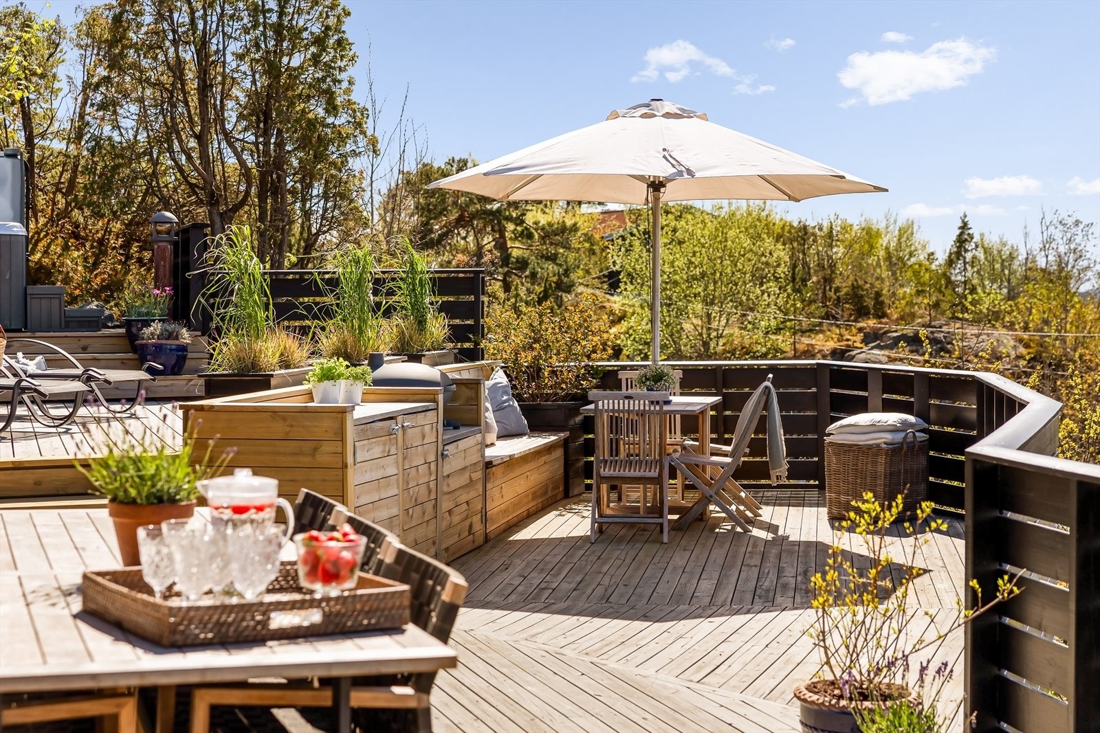 Terrassen er bygget med impregnerte terrassebord og har plassbygde benker og plantekasser. Galleribilde