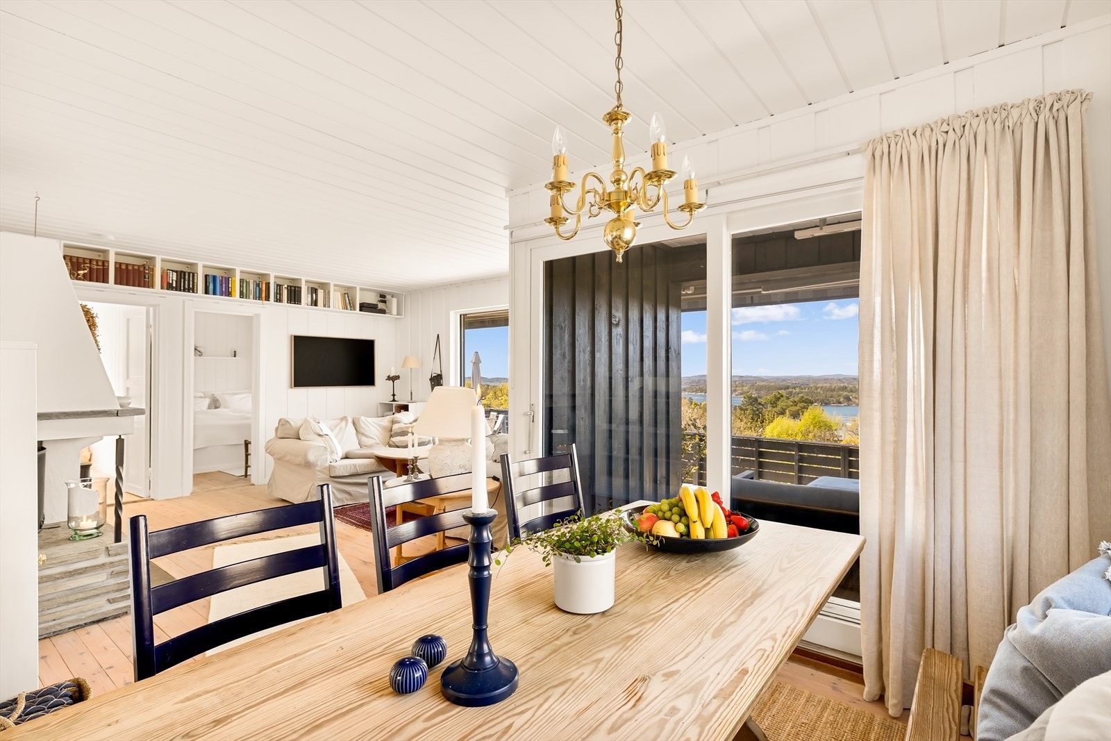 Spisestuen er en naturlig del av det åpne stuerommet, med skyvedør ut til den store, vestvendte terrassen. Galleribilde
