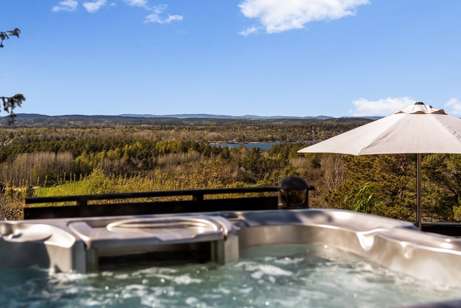 Uteområdet inkluderer jacuzzi med utsikt over sjøen og landskapet. Galleribilde
