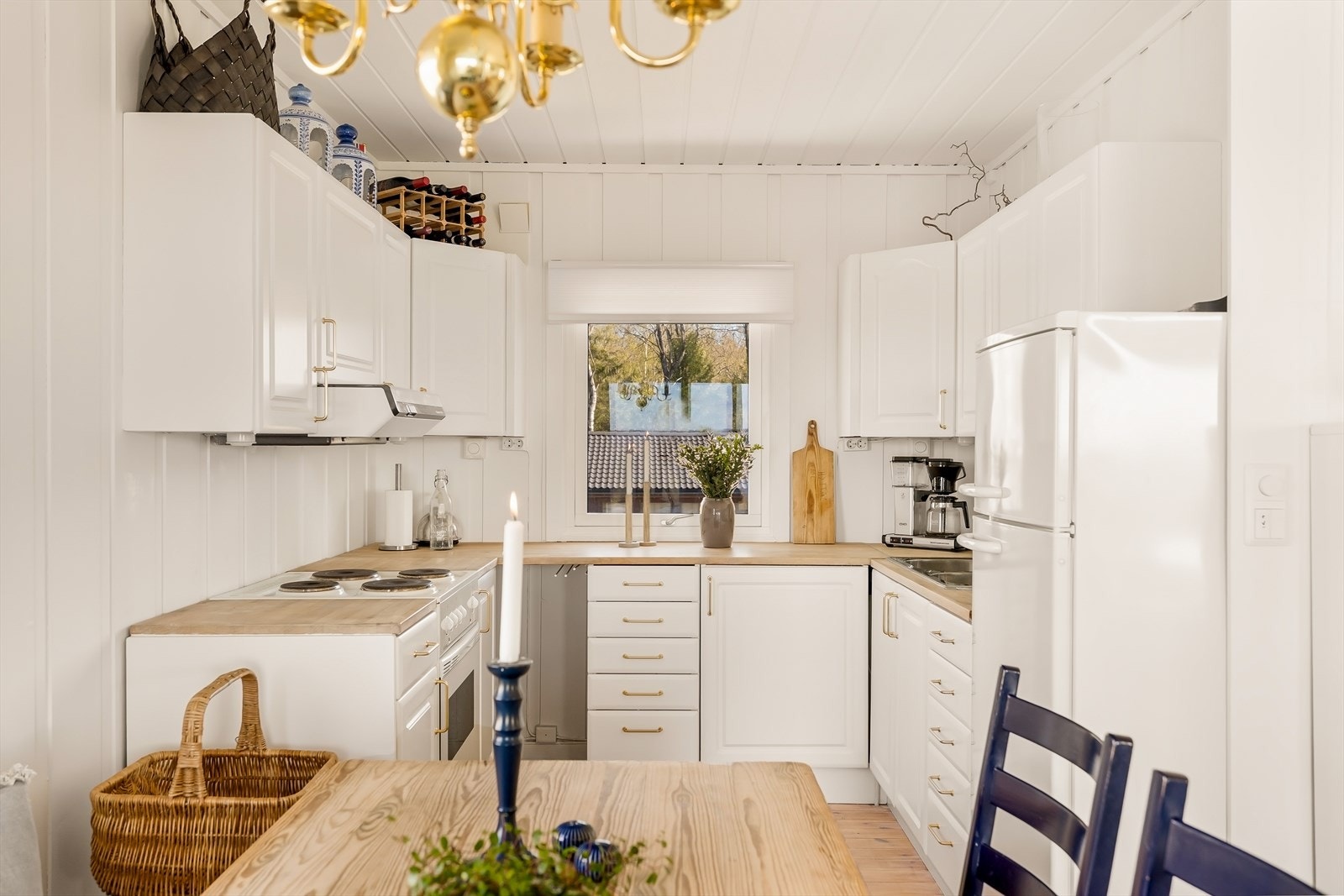 Innredningen har avsatt plass til stekeovn og kjøle-/fryseskap, samt ventilator med avtrekk ut. Galleribilde