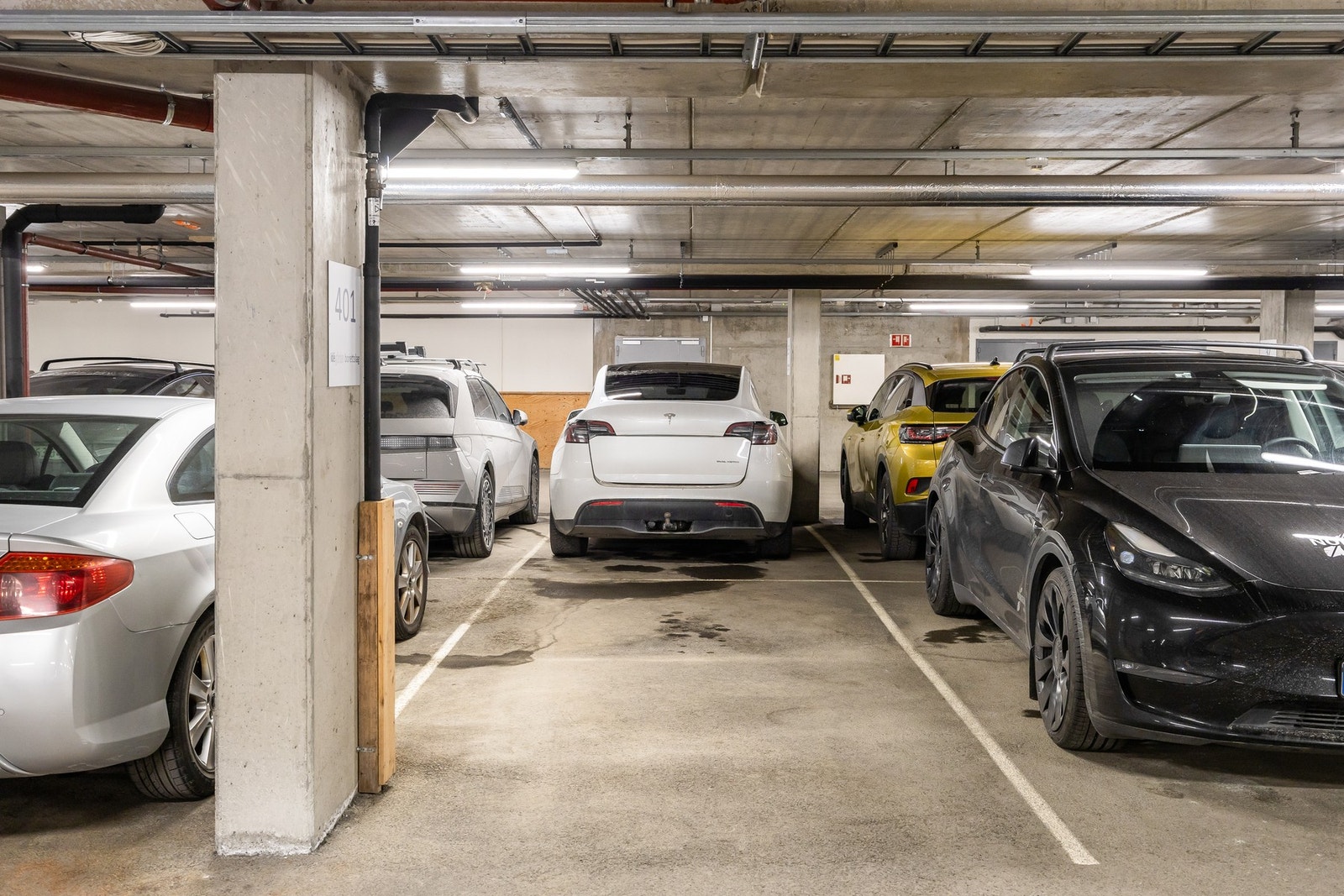 Leilighetens parkeringsplass i garasjen. Galleribilde