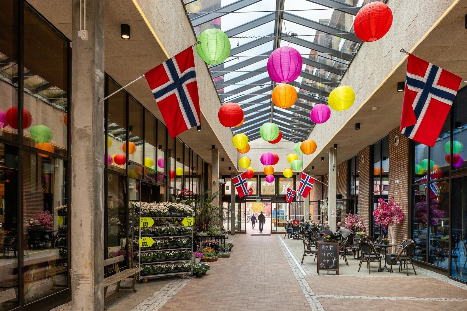 Her kan du tusle i tøflene til Melhustorget med butikker, cafe og restauranter. Galleribilde