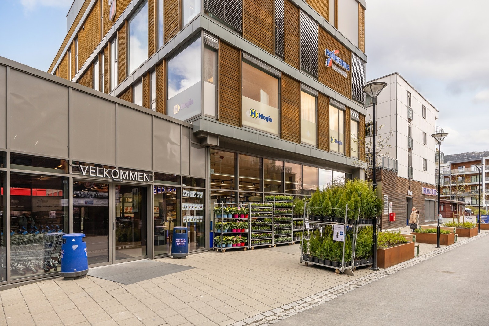 I samme bygg er det Rema 1000, videre er det treningsrom, badstue og squash hall til disposisjon for beboerne i bygget Galleribilde