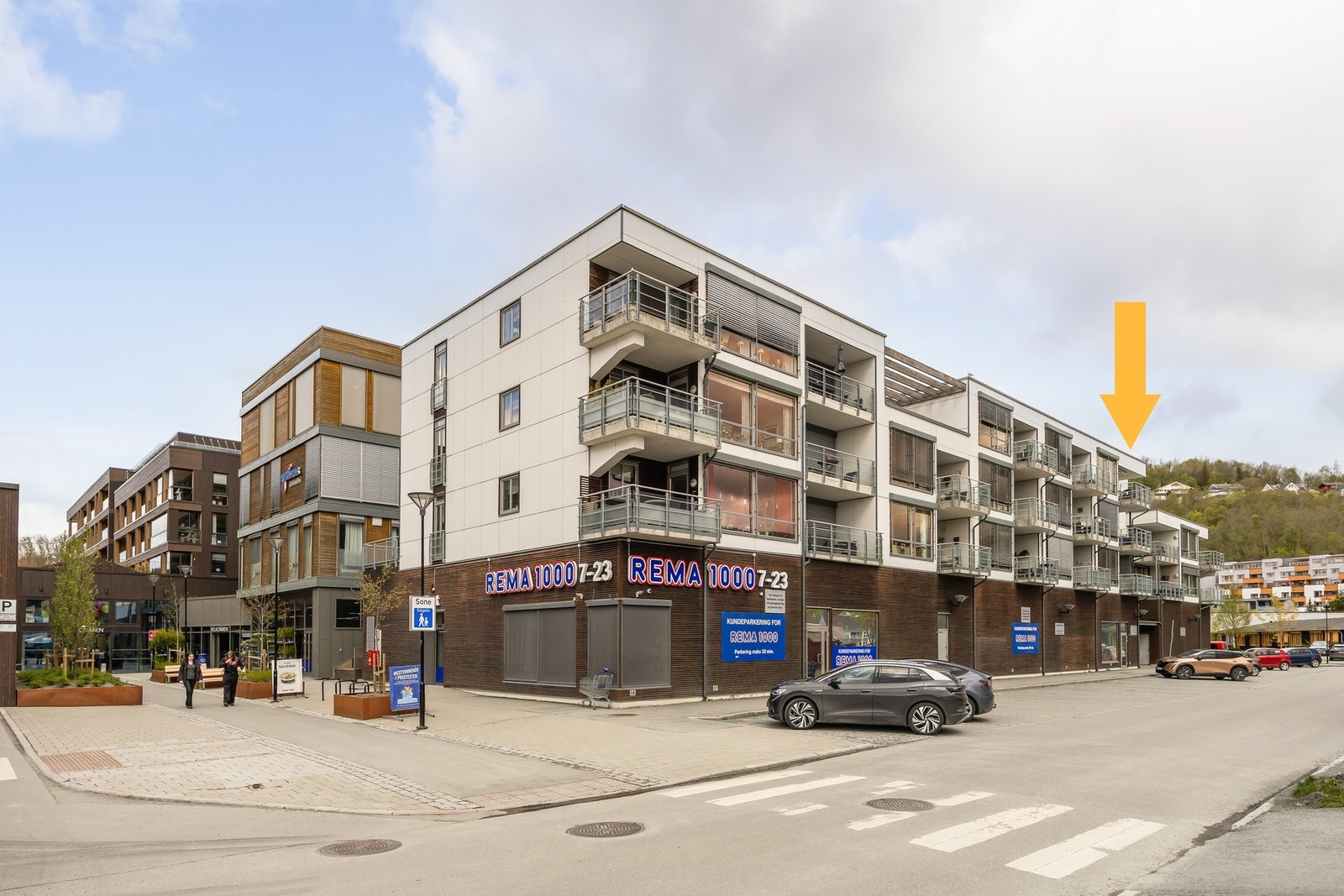 Beliggende som endeleilighet, godt skjermet for innsyn. Daglivarebutikk i samme bygg. Galleribilde