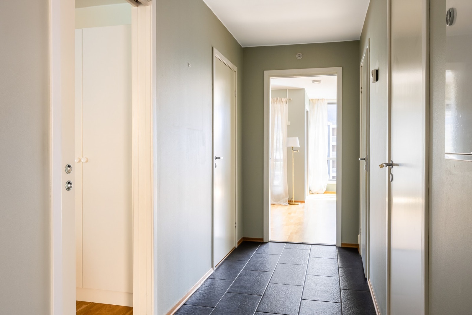 Gang med adkomst til bad og begge soverom. Galleribilde