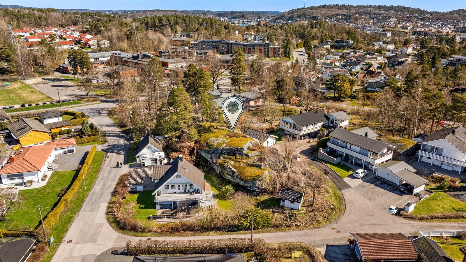 I tillegg til nærheten til sentrum, får du flotte naturopplevelser rett utenfor døren. Hjertnesskogen ligger kun en kort spasertur unna og byr på fine turstier og vakre utsiktspunkter over Indre Havn Galleribilde