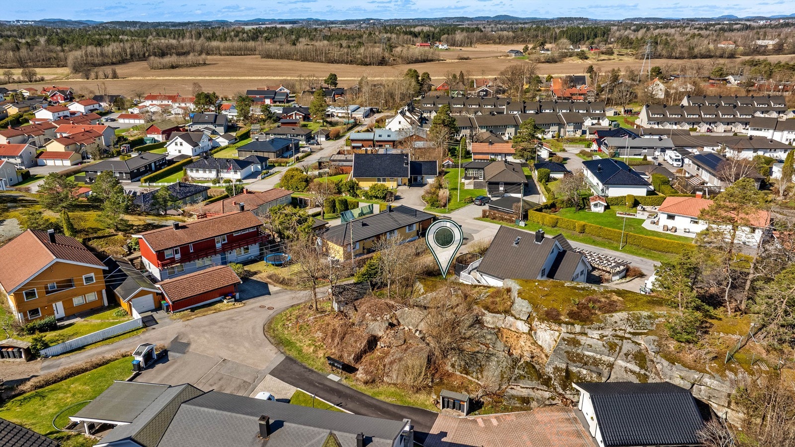 Sentrum nås enkelt til fots eller på sykkel via sammenhengende gang- og sykkelsti, og området har gode bussforbindelser Galleribilde