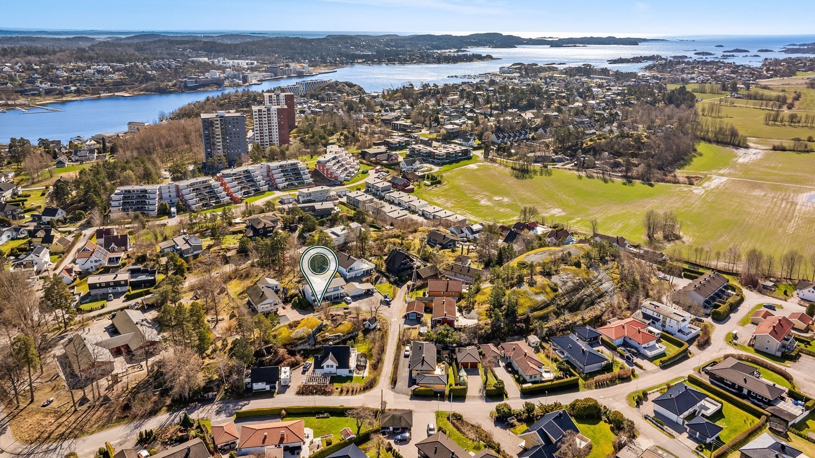 Eiendommen ligger i et svært barnevennlig område, med kort vei til både lekeplasser, fotballanlegg, skole og barnehage. Her ligger alt til rette for en aktiv og trygg hverdag for hele familien. Galleribilde