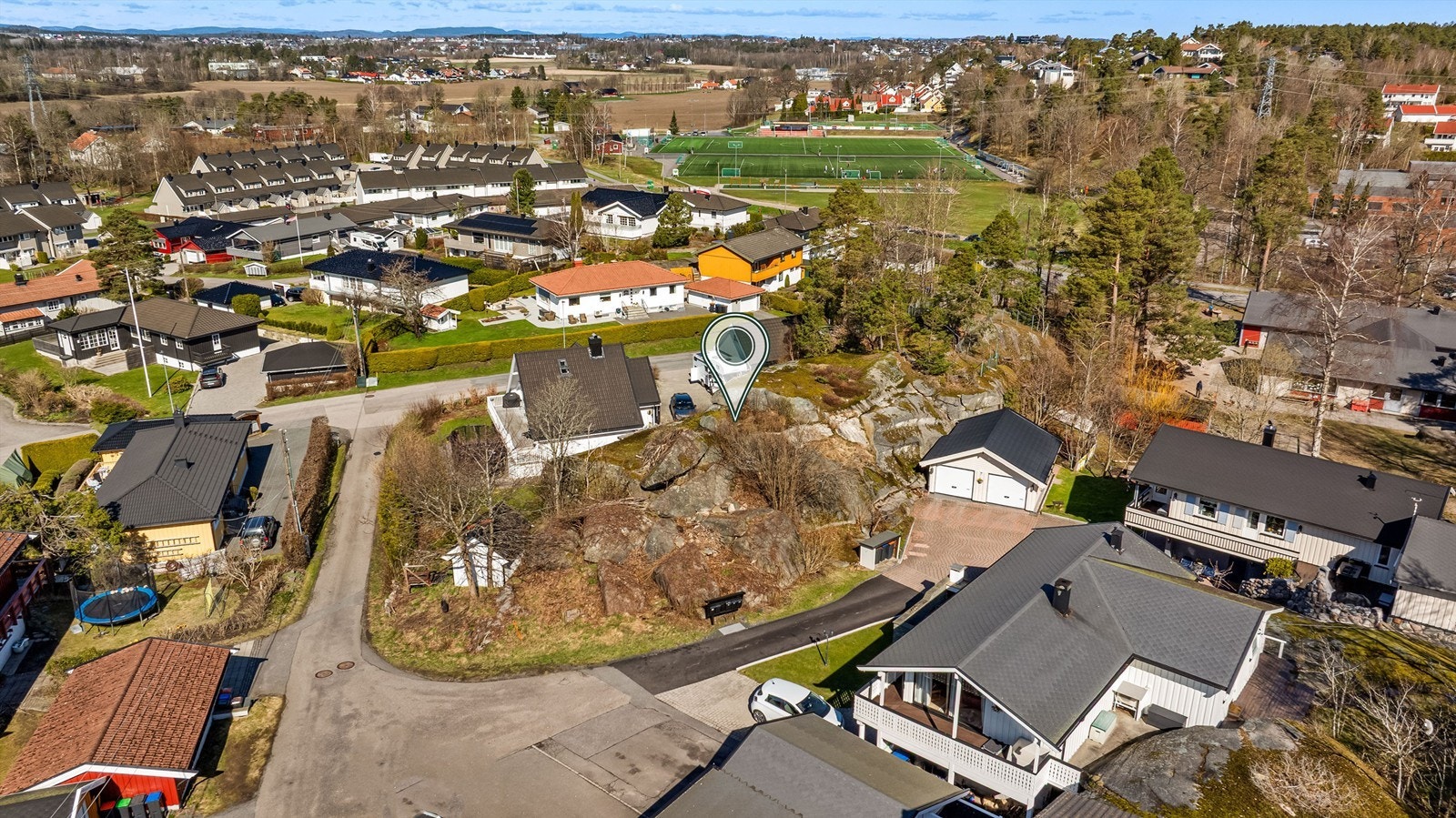 Her bor du med en praktisk og sentral beliggenhet, samtidig som du har rolige omgivelser rundt deg. Fra boligen er det kort gangavstand til matbutikk, treningssenter og skole, samt kun en liten spasertur til Virik/Store Bergan idrettsplass Galleribilde