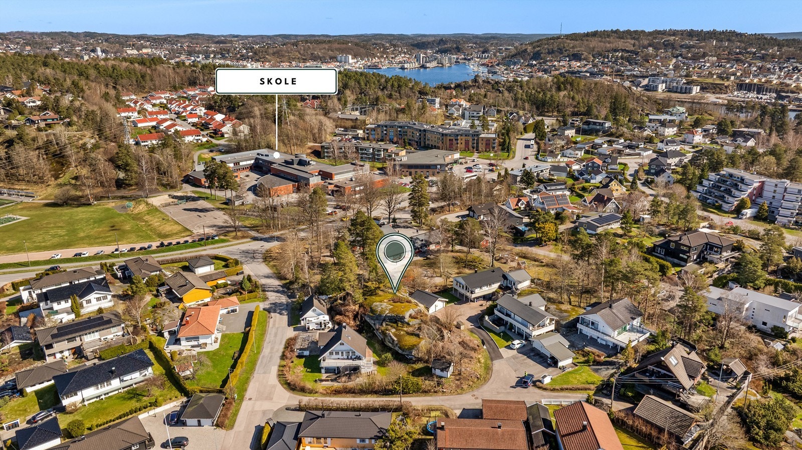 Tomten består i hovedsak av fjell, noe som gir et solid og stabilt utgangspunkt for bygging. Dette gir gode muligheter for å oppføre en bolig som står trygt og stødig. Galleribilde