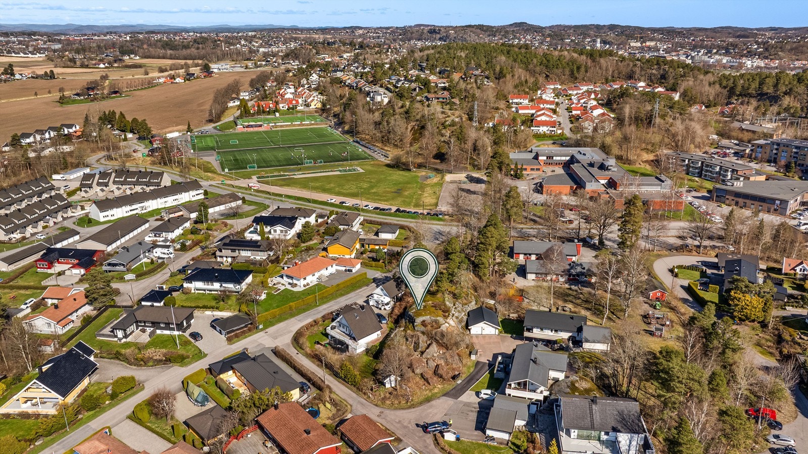 Tomten er på ca. 750 kvm og byr på særdeles gode solforhold gjennom store deler av dagen Galleribilde