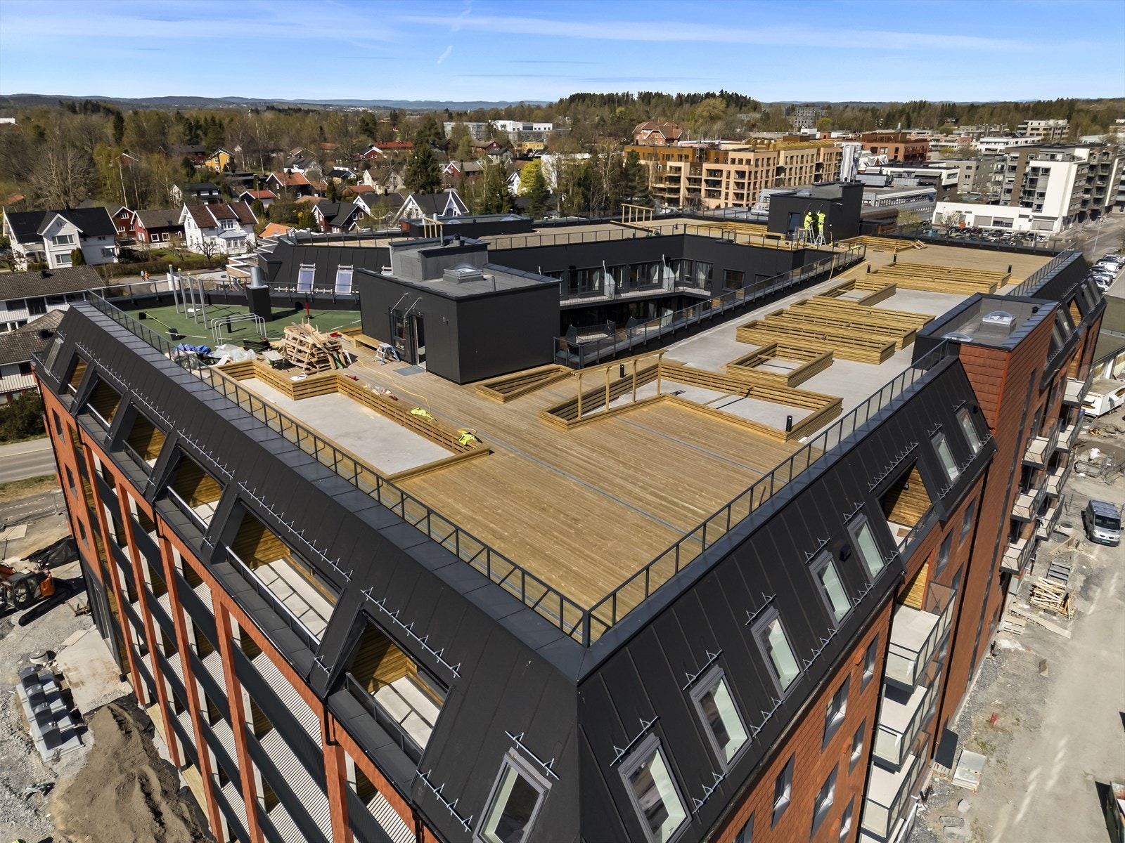 Solrik og flott felles takterrasse med mange forskjellige soner og bruksområder Galleribilde
