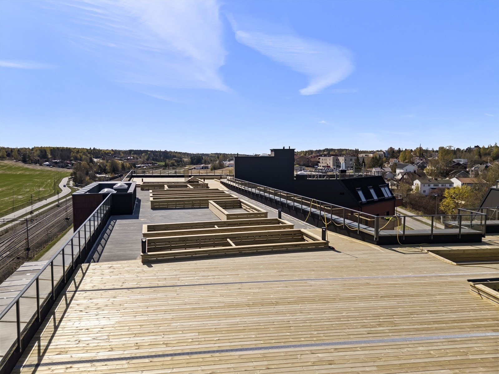 Solrik og flott felles takterrasse med mange forskjellige soner og bruksområder Galleribilde
