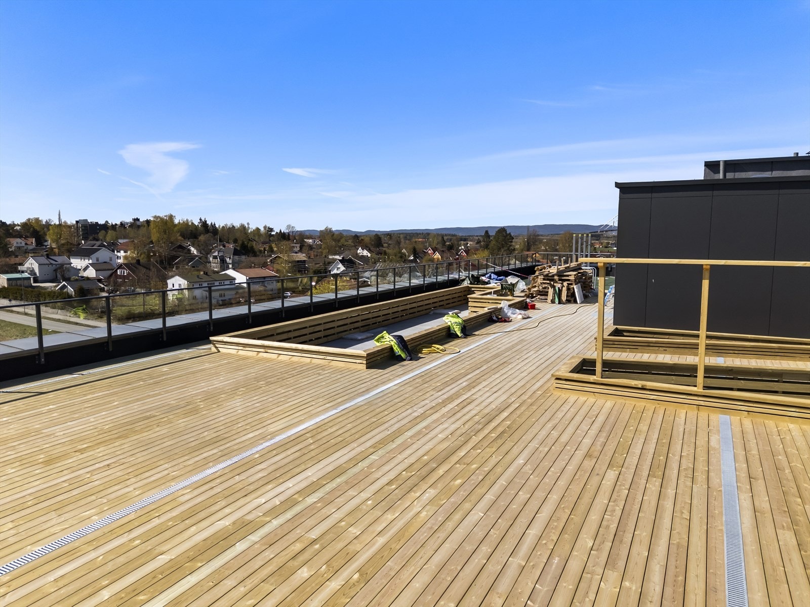 Solrik og flott felles takterrasse med mange forskjellige soner og bruksområder Galleribilde