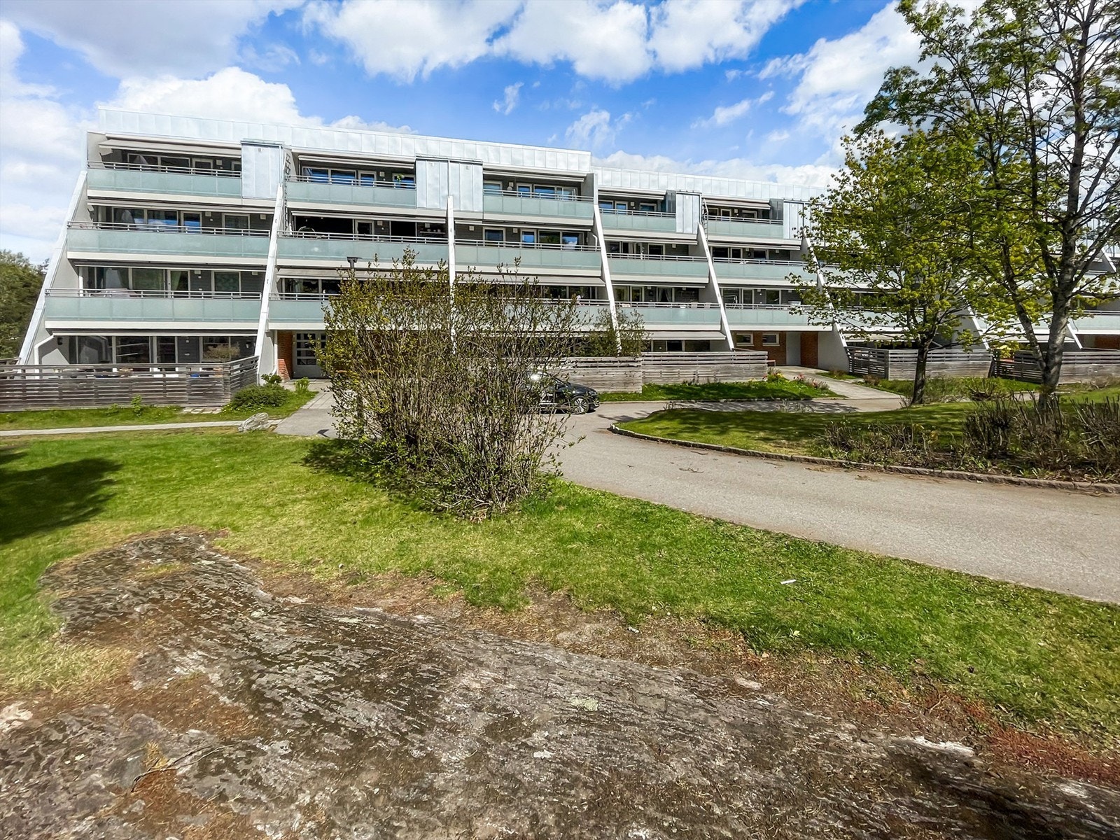 Leiligheten ligger i en terrasseblokk i Frydenlund borettslag, et veldrevet lag tilknyttet OBOS. Galleribilde