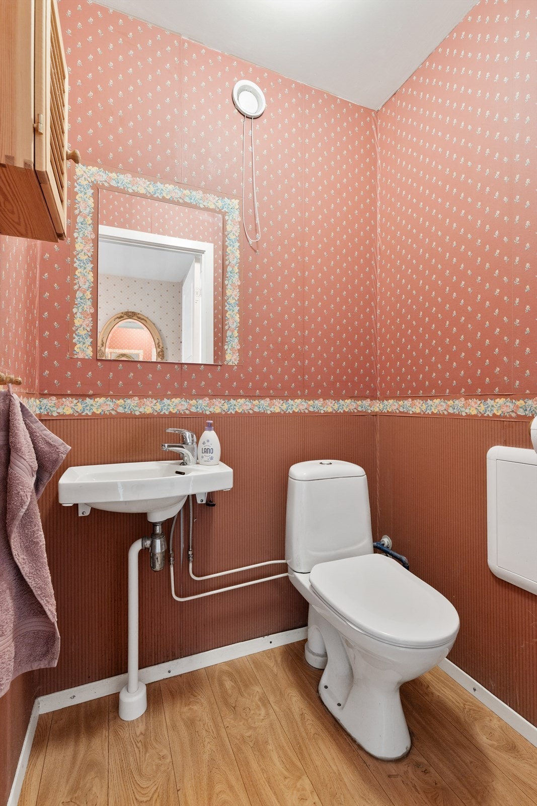 I tillegg til badet finnes et separat toalettrom, innredet med klosett og servant. Galleribilde