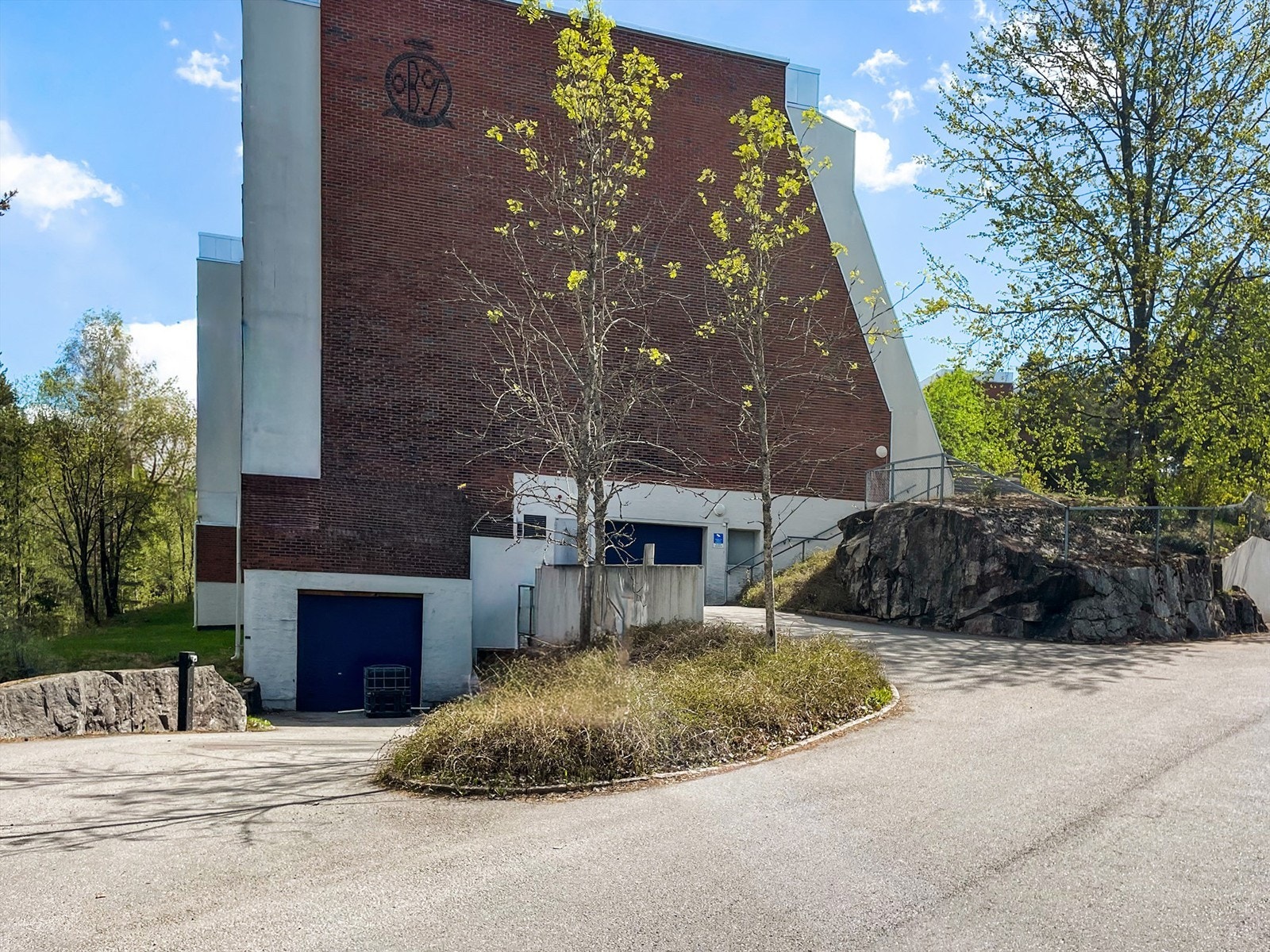Det medfølger en garasjeplass i fellesanlegg, og borettslaget har også gjesteparkering. Galleribilde