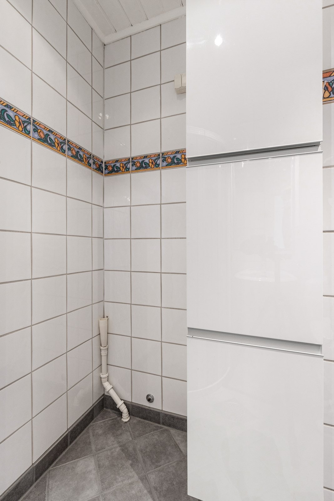 Det er opplegg for vaskemaskin på badet. Galleribilde