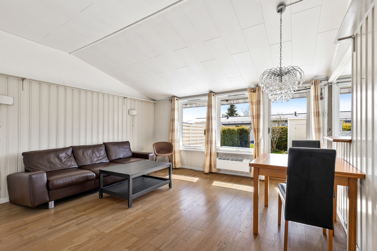Stuen har god plass til både spisebord og en romslig sofagruppe med TV-seksjon. Galleribilde