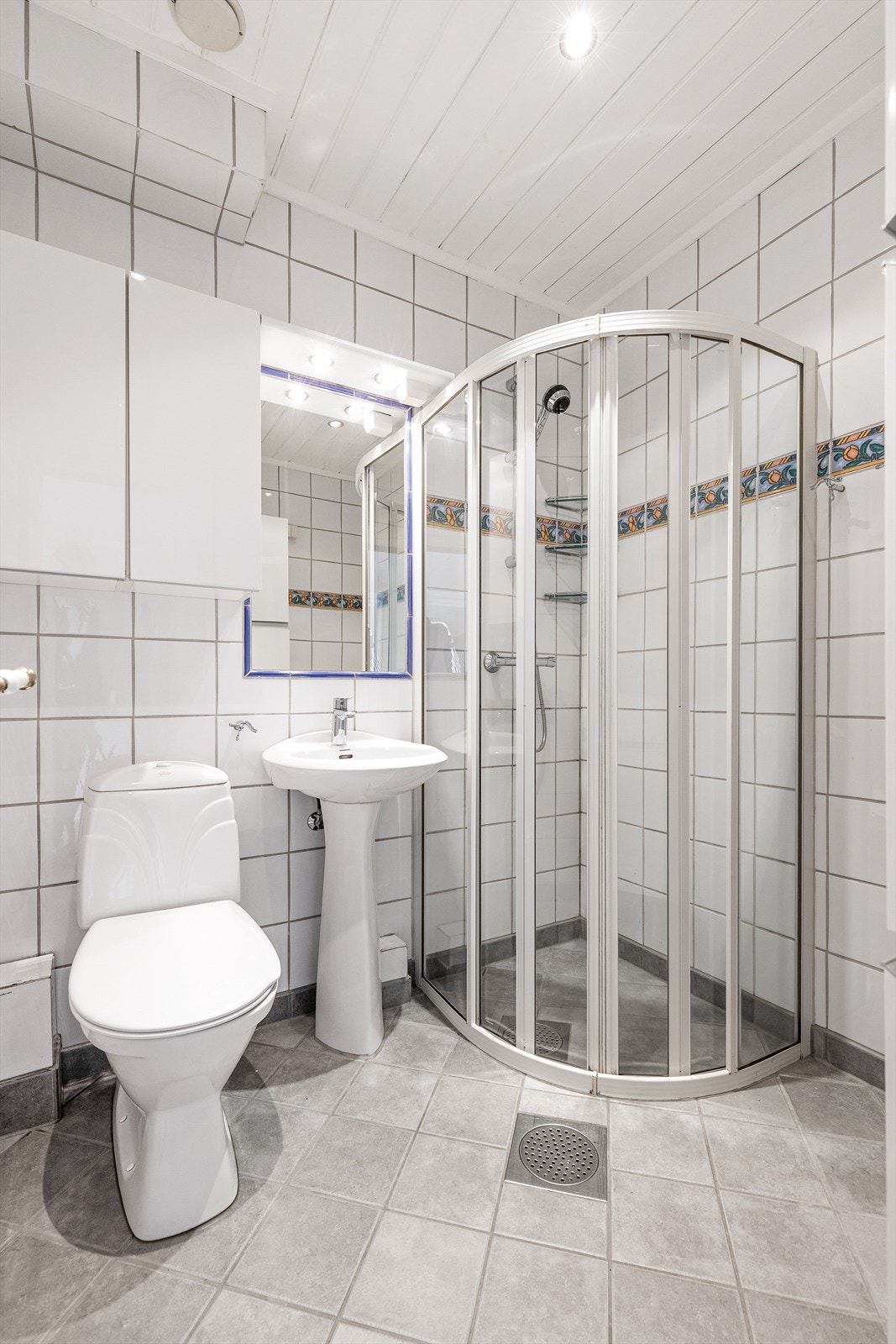 Badet er utstyrt med varmekabler i gulvet for økt komfort. Galleribilde