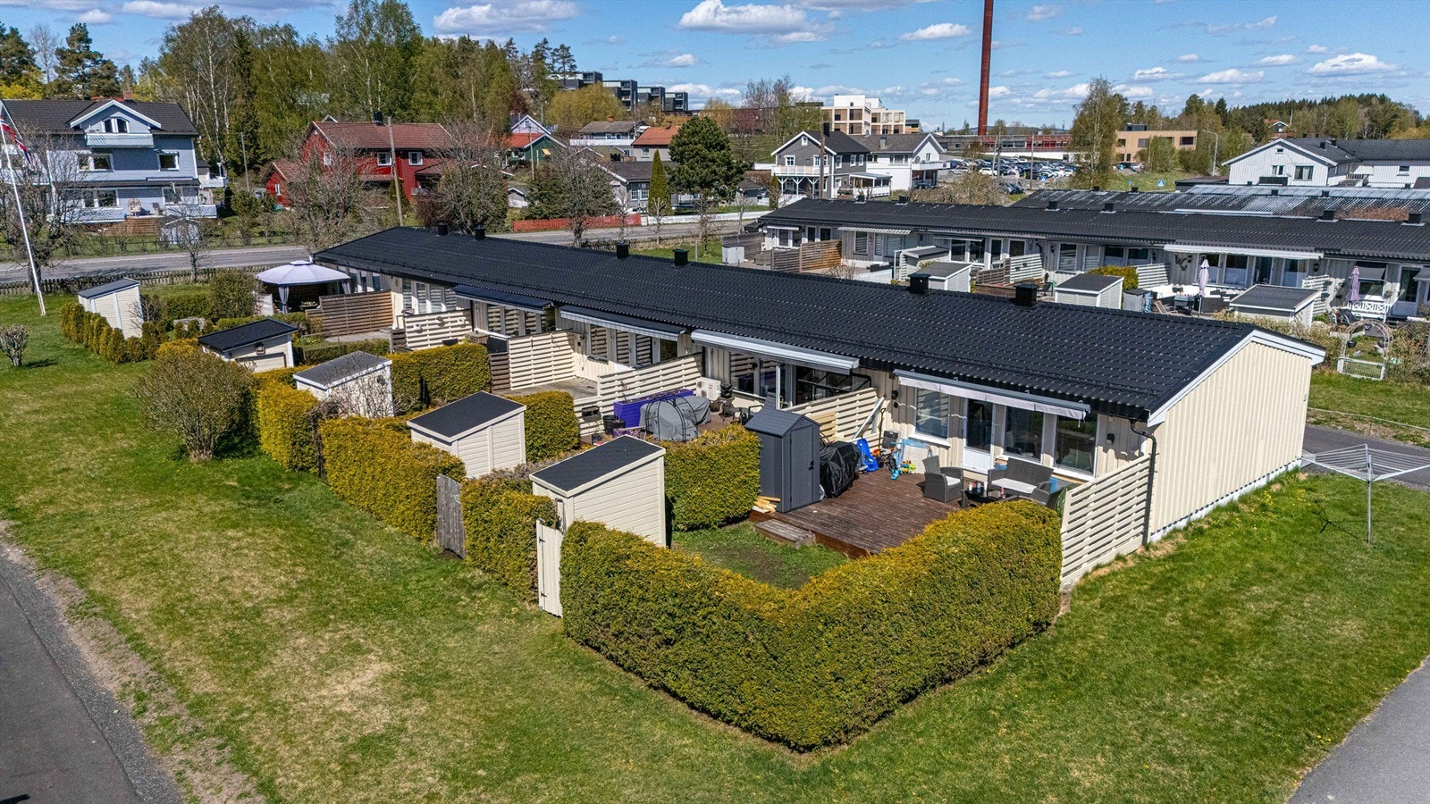 Nærområdet byr på kort vei til både dagligvarebutikker, skoler og barnehager. Galleribilde