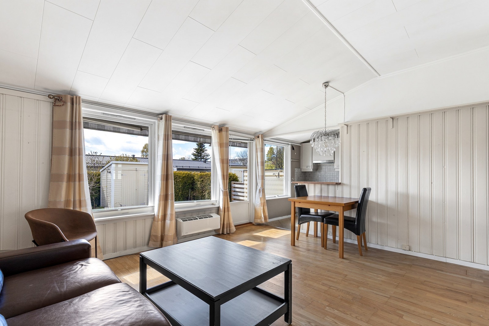 Det er rikelig med lysinnslipp gjennom store vindusflater, og herfra er det utgang til en romslig markterrasse og uteplass. Galleribilde
