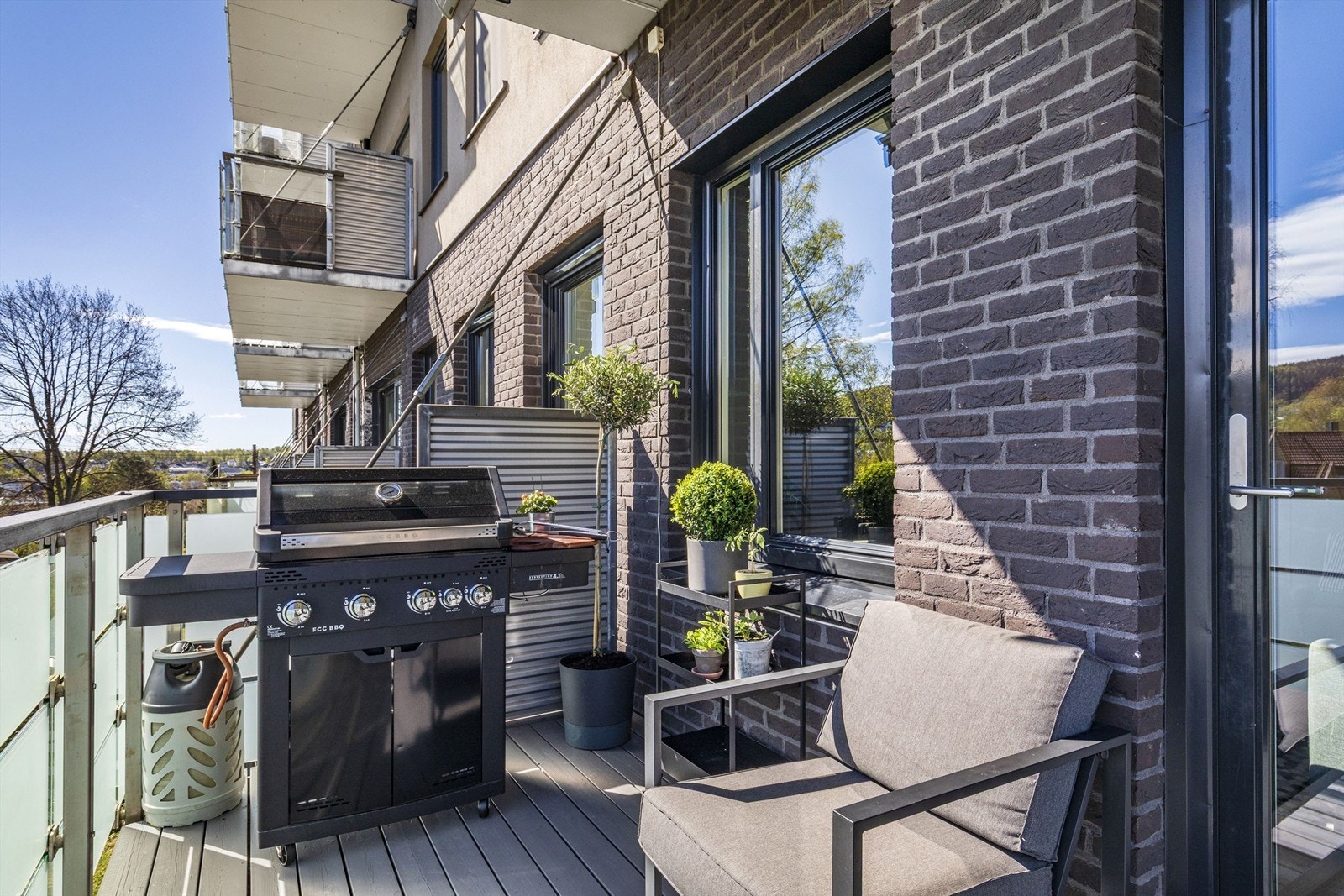 God plass til sittegruppe og grill på balkongen Galleribilde