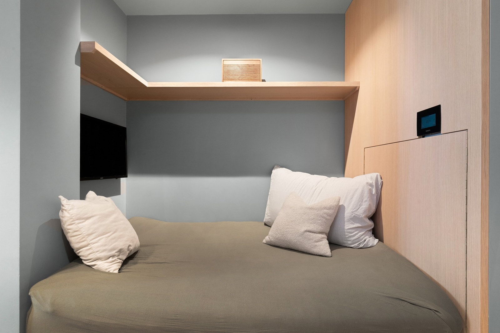 Koselig nisje med plassbygget daybed Galleribilde