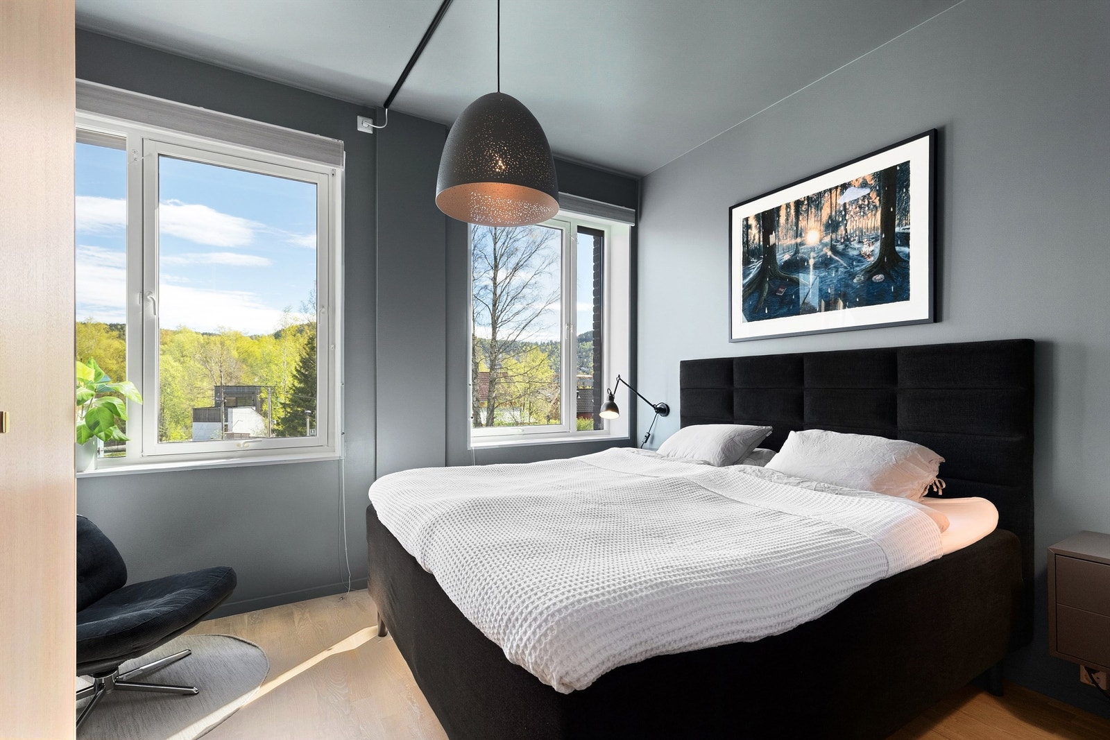 Hovedsoverommet har god størrelse, med god plass til dobbeltseng med nattbord Galleribilde