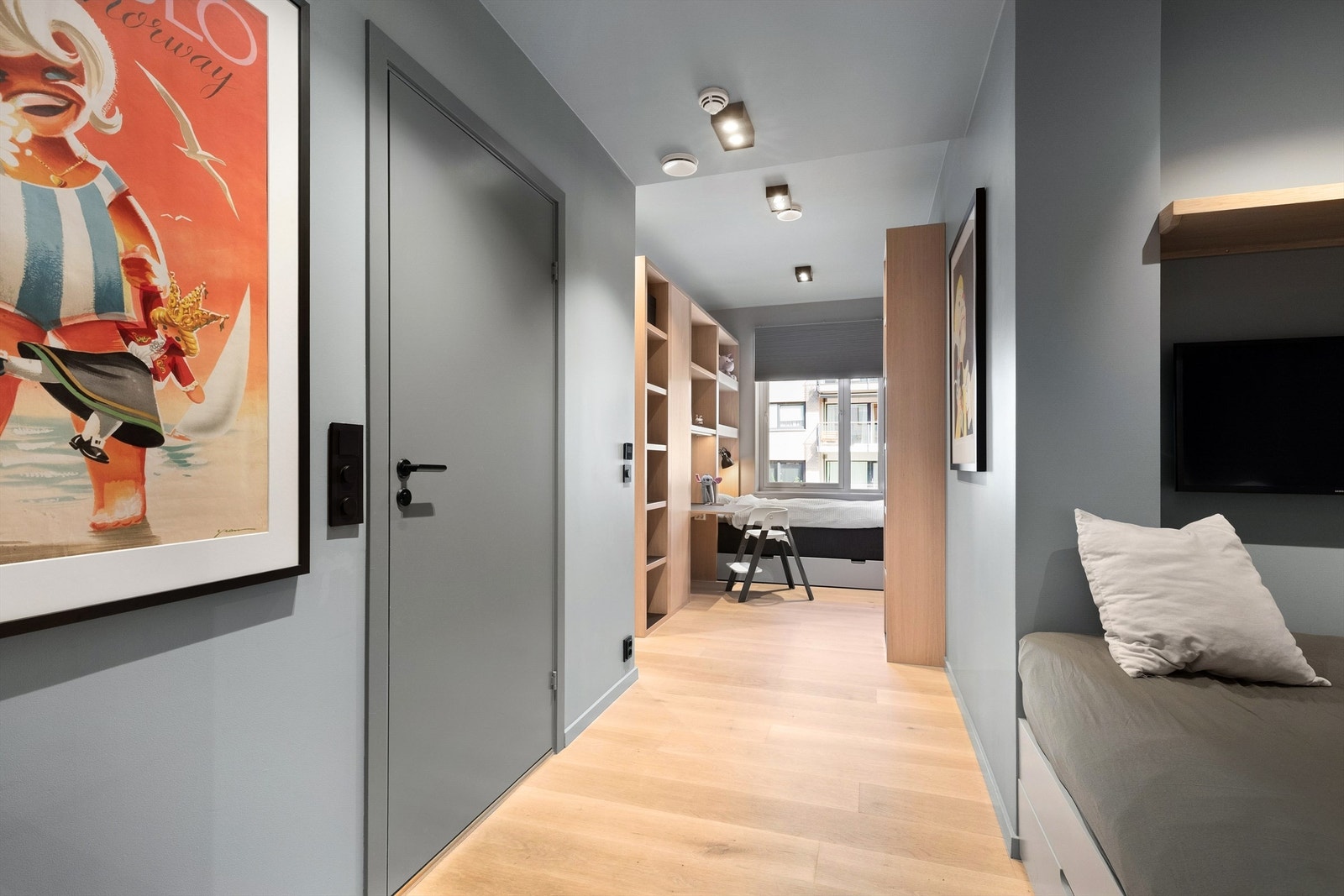Barneromsavdeling med adkomst til baderom, nisje med daybed og to soner med plass til barnesenger, garderobeløsning mm. Galleribilde