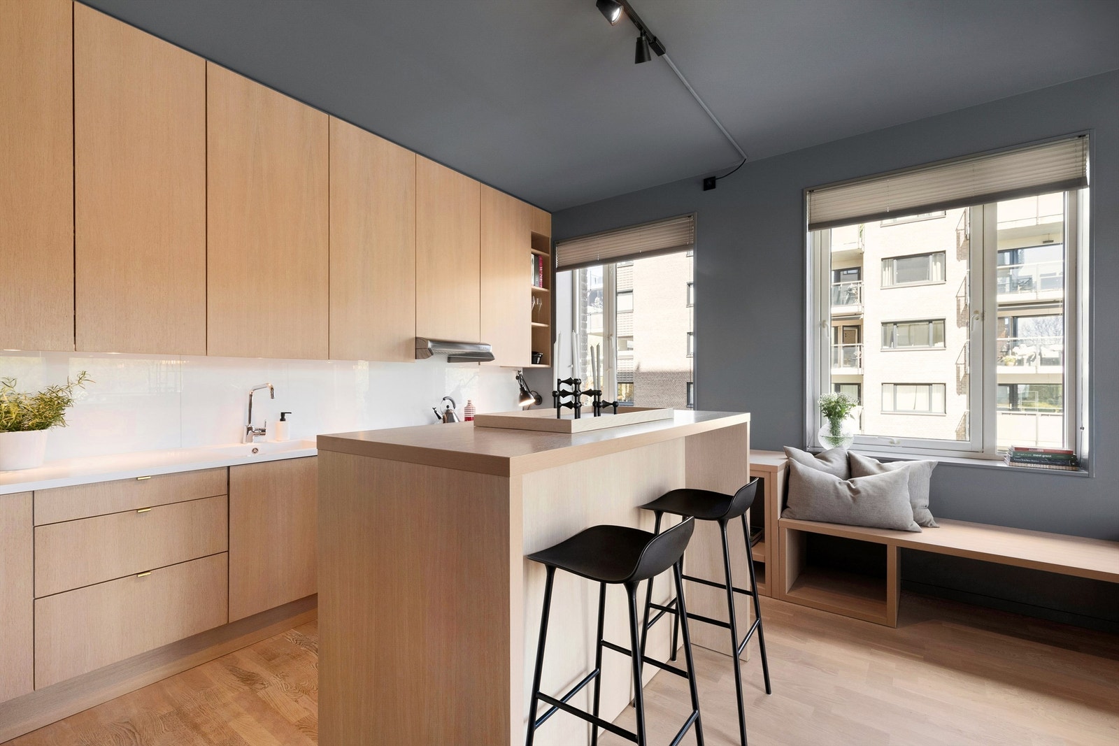 Moderne kjøkken med fronter laget av møbelsnekker. Kjøkkenfrontene er like som alle skapfronter i leiligheten, noe som skaper et helhetlig inntrykk. Foto: Hanne Bruland/FotoHanne Galleribilde
