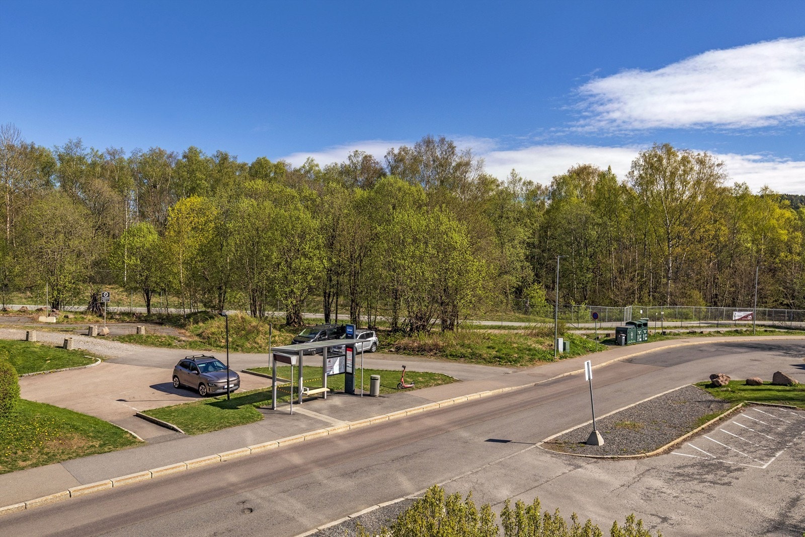 Bussholdeplass for buss 54 Kjelsås stasjon/Kværnerbyen stopper rett på andre siden av gaten Galleribilde
