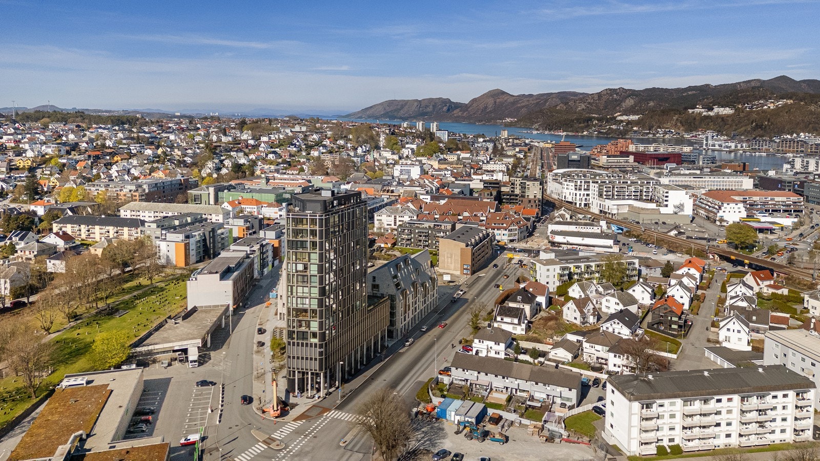 Skeiane togstasjon som kan ta deg til Stavanger i ene retningen og Bryne/Egersund i andre ligger innen 5 minutters gangavstand Galleribilde