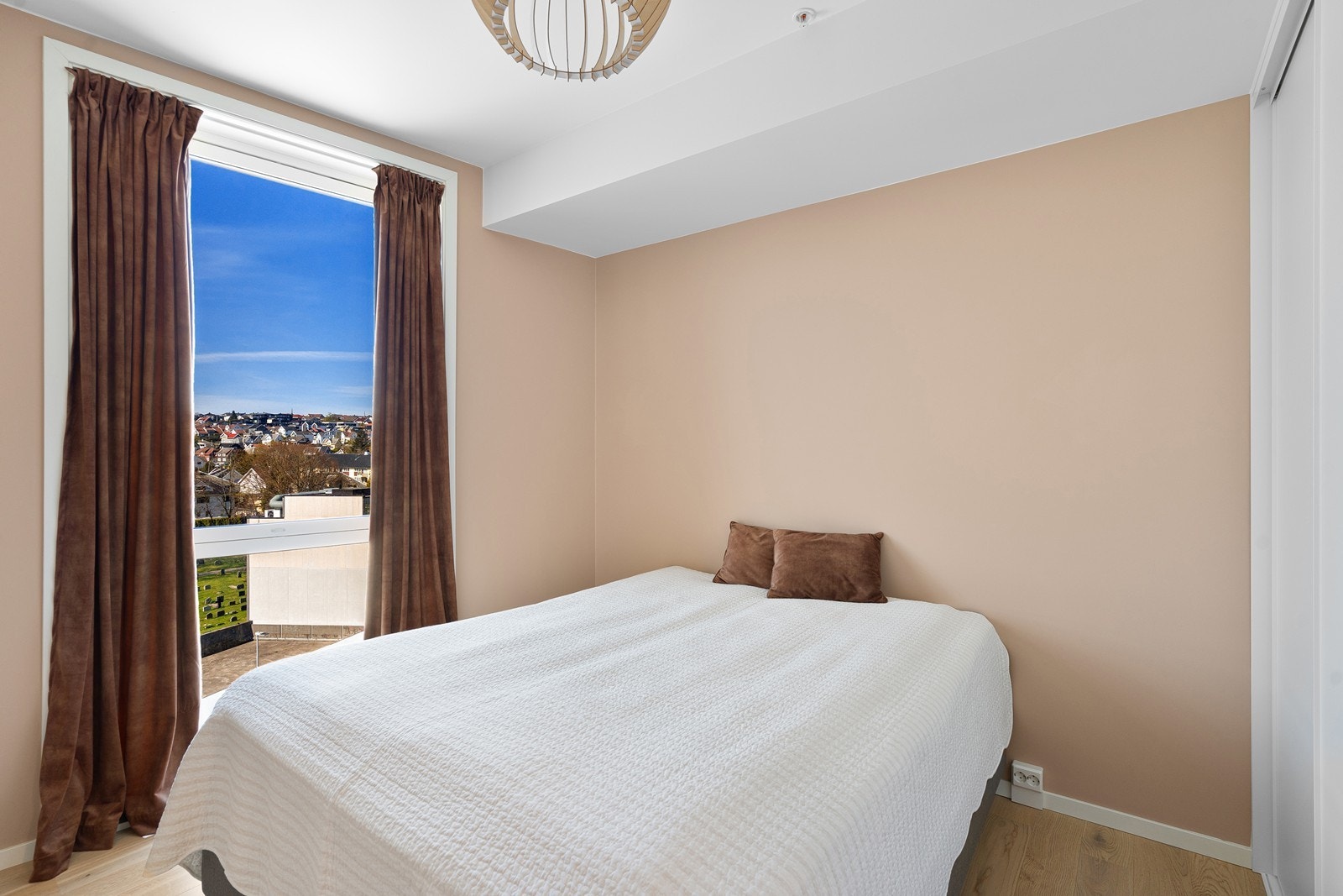 Her får du et lunt soverom med plass til stor seng, skyvedørsgarderobe og fint dagslys fra det store vinduet. Galleribilde