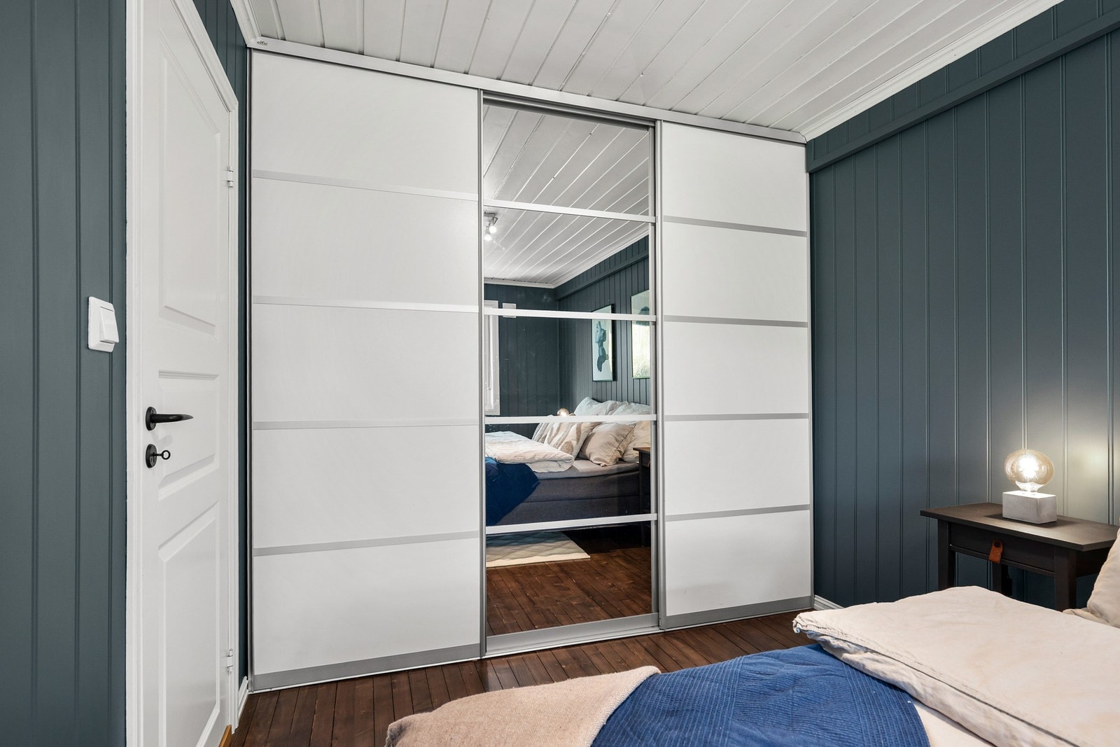Det er fin plass til dobbeltseng og nattbord, samt god oppbevaringsplass i store skyvedørsgarderobe Galleribilde