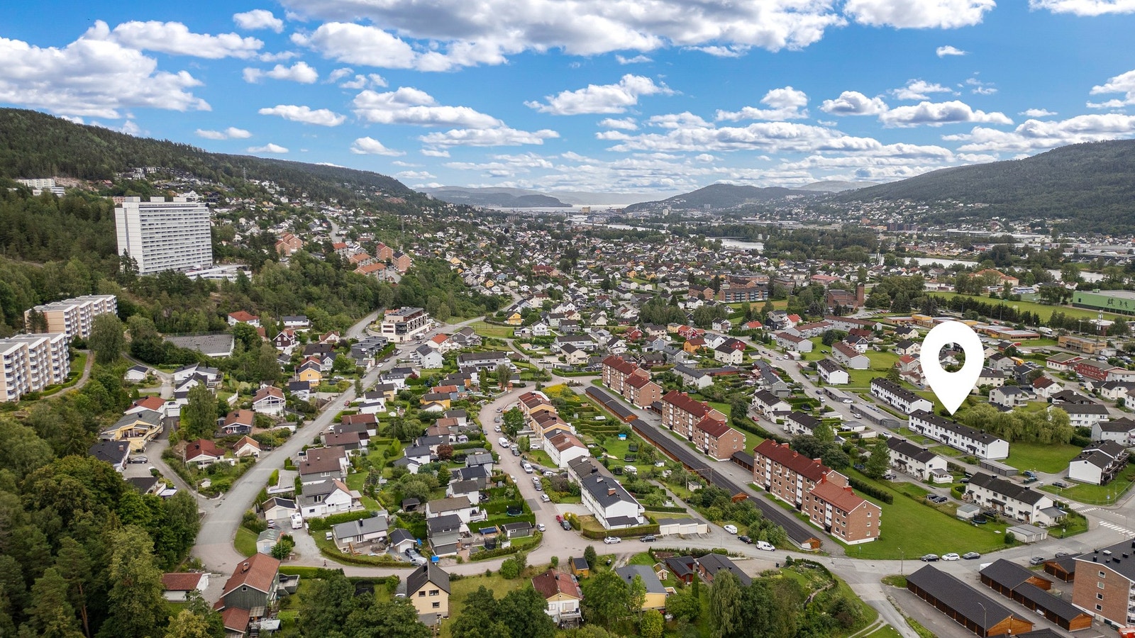 Valbrottveien busstopp ligger i umiddelbar nærhet og har gode forbindelser til Drammen sentrum Galleribilde