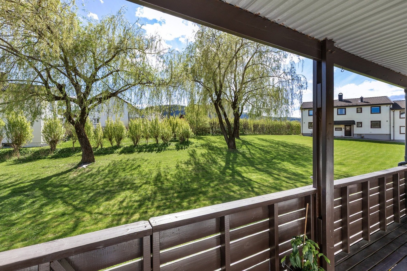 Dette er en pen og gjennomgående 2-roms andelsleilighet med sydvendt terrasse og p-plass på borettslagets tomt Galleribilde