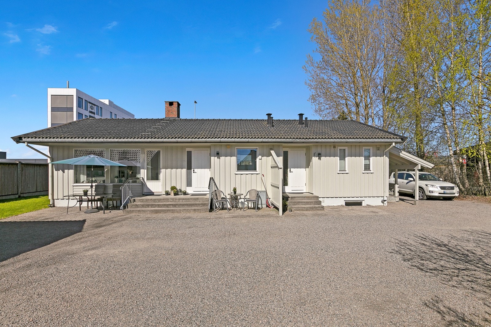 Front to inngangspartier. Leilighet 1 til venstre i bildet og leilighet 2 til høyre. Galleribilde