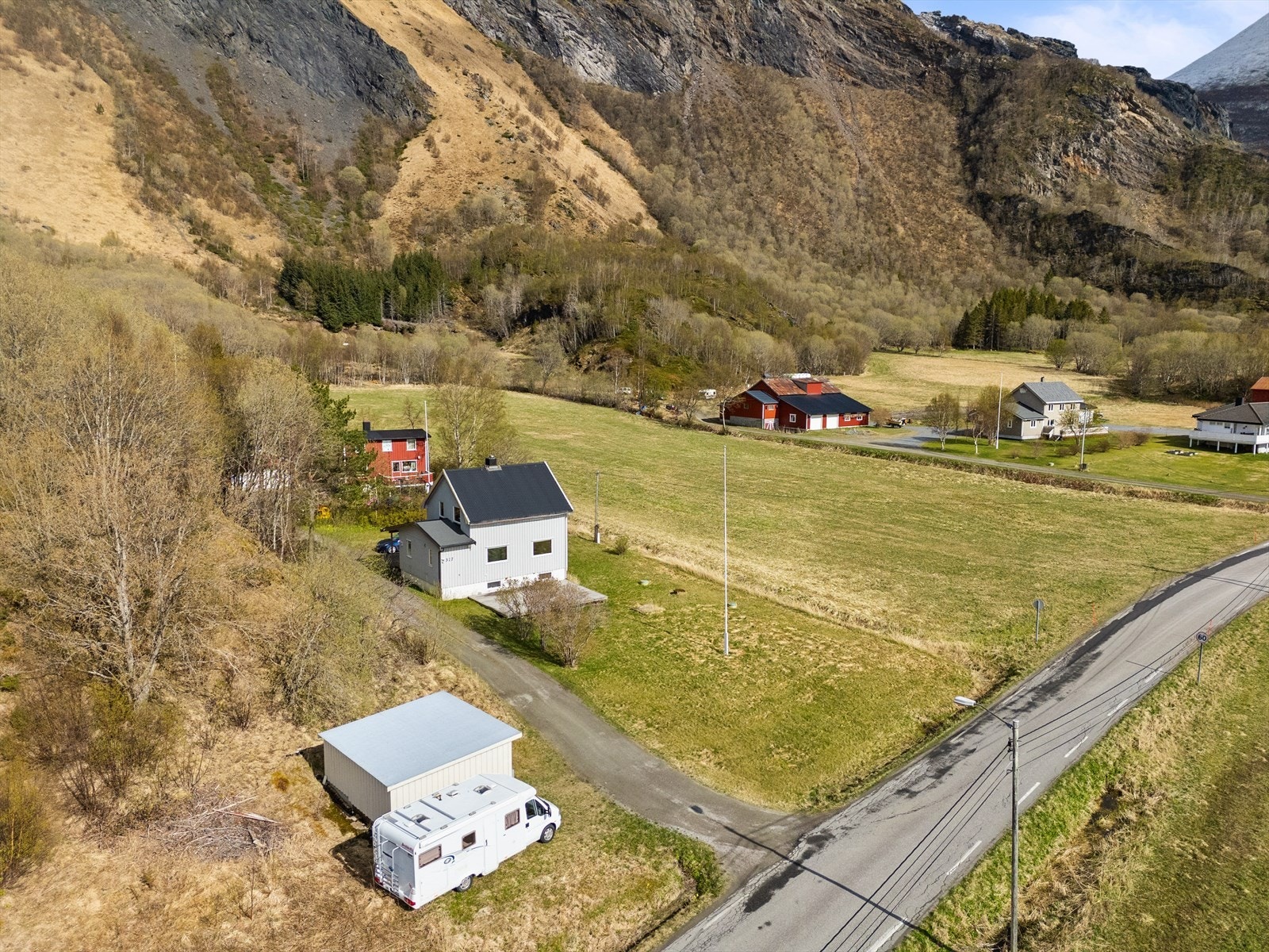 Romslig eiendom på ca. 1,5 mål med opparbeidet plen og hage Galleribilde