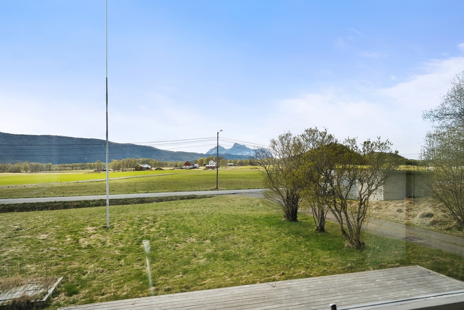 Flat og lettstelt tomt - perfekt for både lek og avslapning Galleribilde