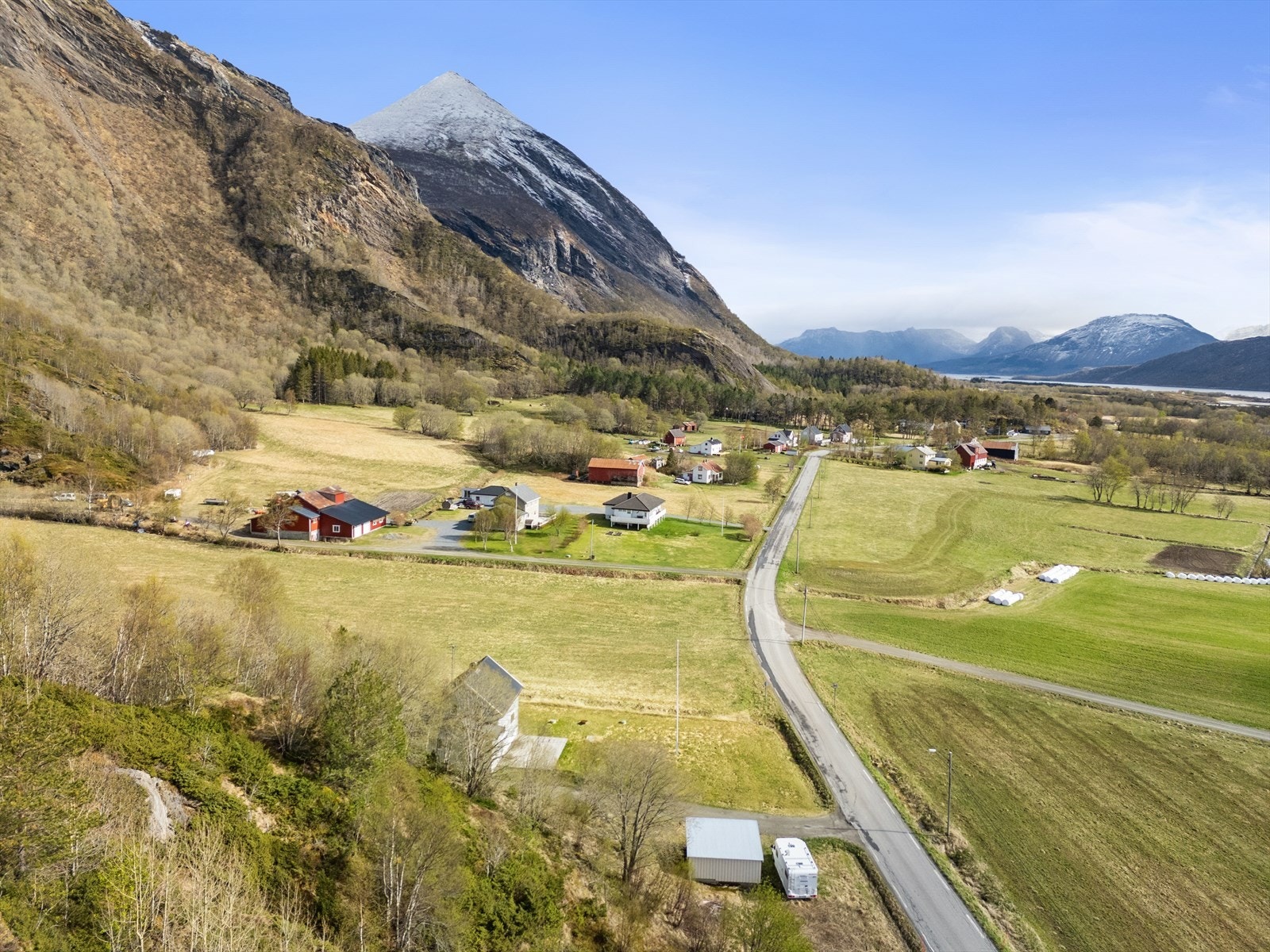 Boligen ligger ca. 30 meter fra fylkesvei med enkel adkomst Galleribilde