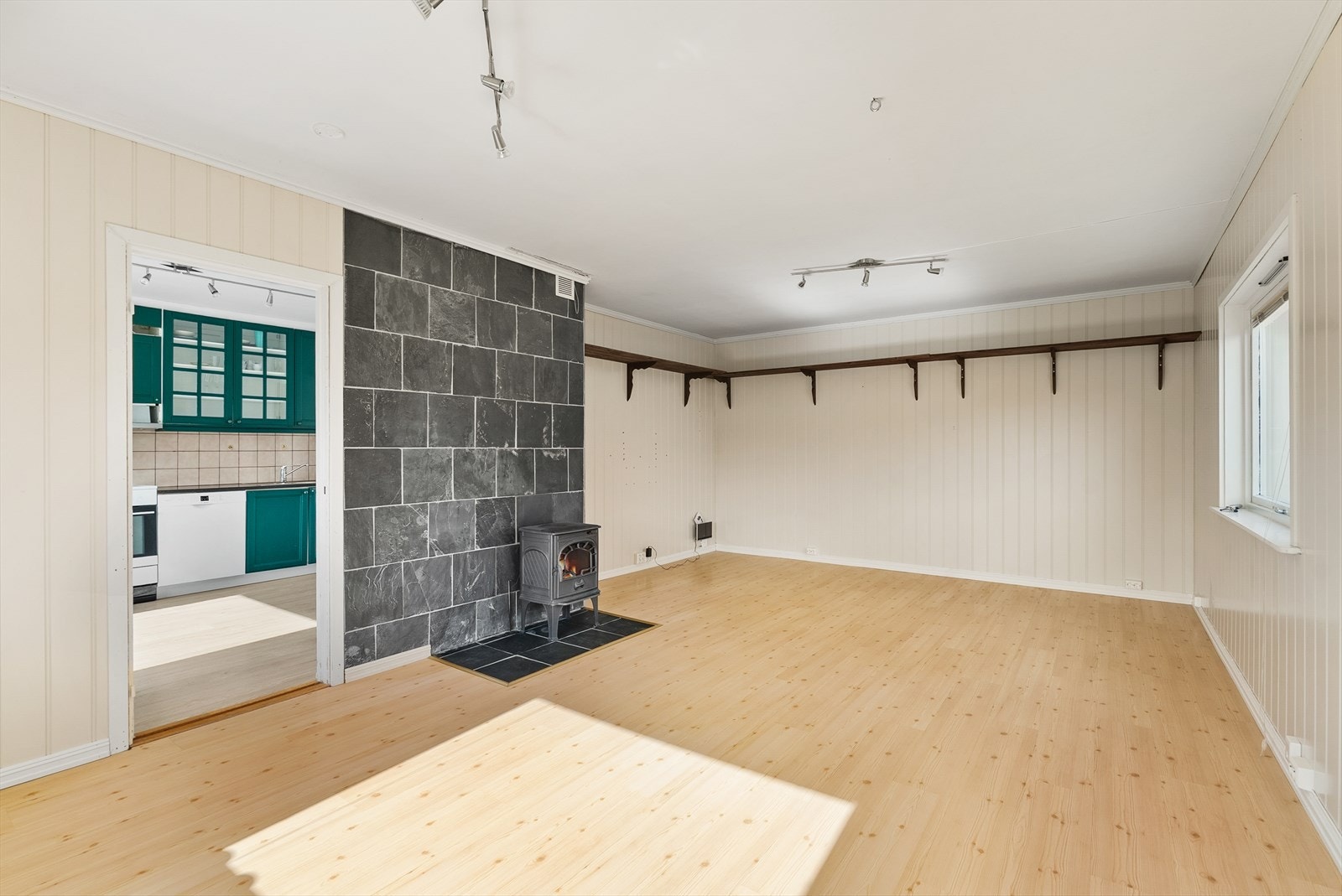 Store vindusflater slipper inn rikelig med dagslys Galleribilde
